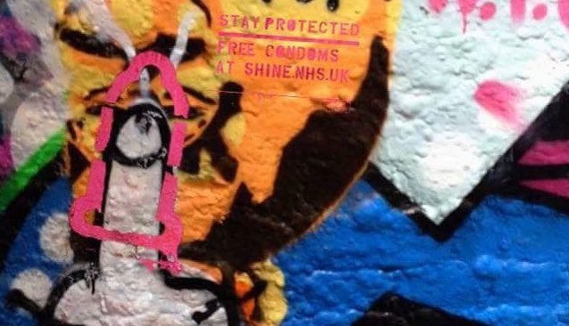 Street art e prevenzione: l’artista che usa il preservativo